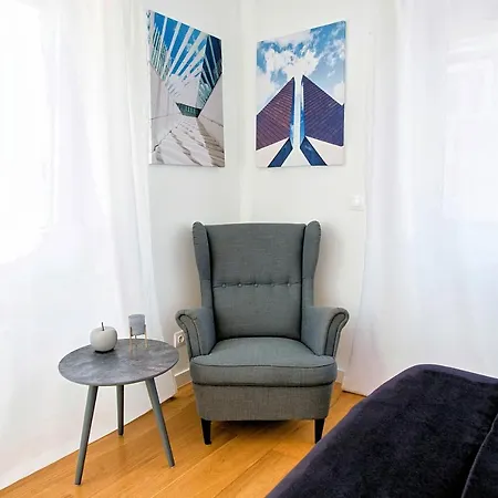 Industrial (adults Only) Pensión